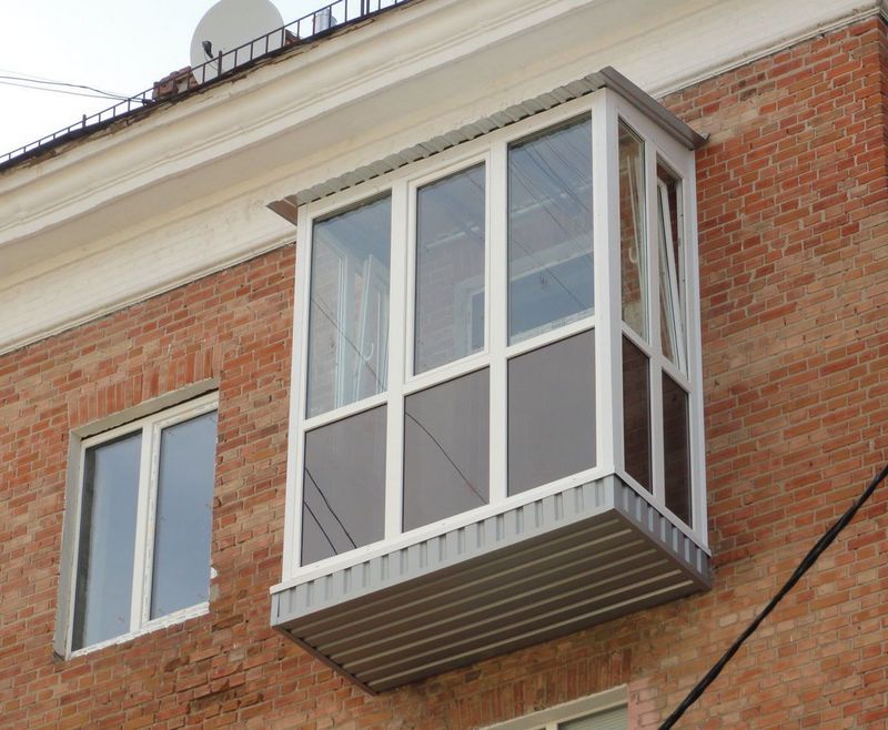 Стоит ли проводить остекление балкона от пола до потолка?